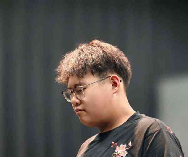 服装表演男生艺考要穿泳装吗