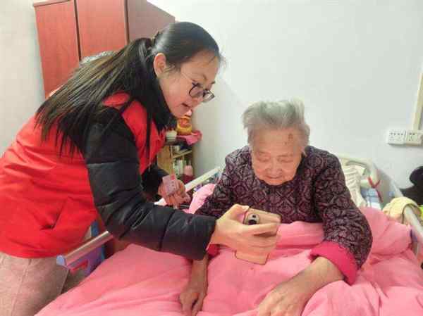 养老中心的护理员是怎么照顾老人的
