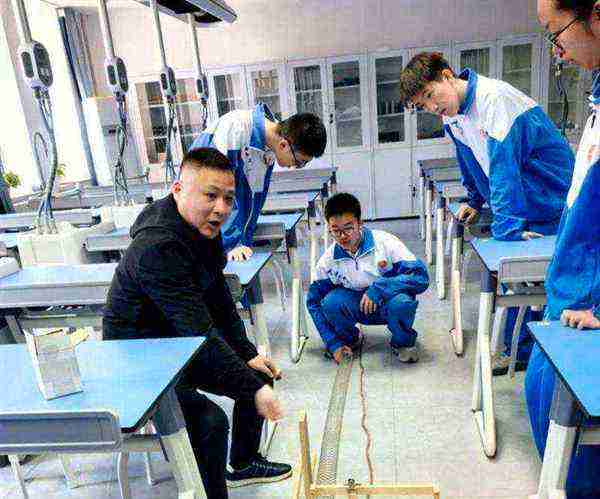 学生进行物理实验图片大全