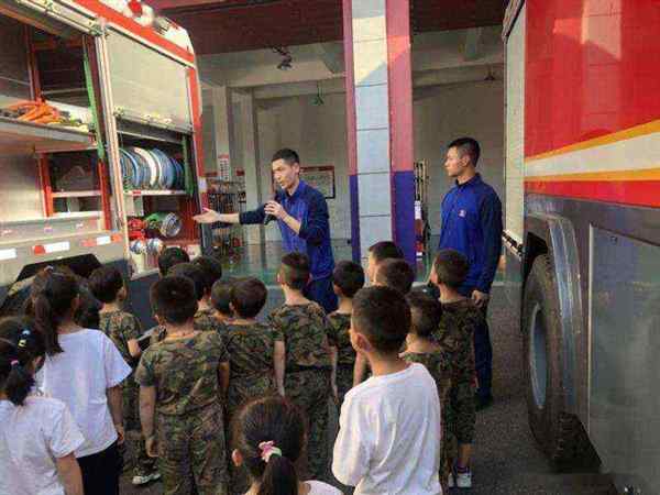 幼儿园参观消防队送什么礼物